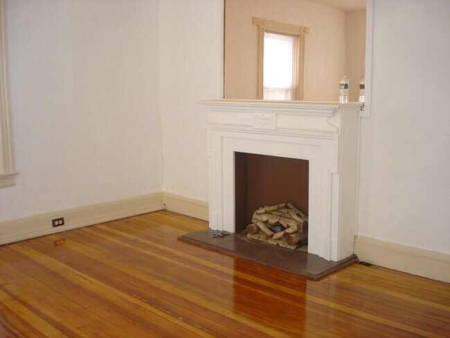 Primary Photo - 1174 N Main St