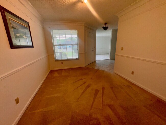 Building Photo - 3 bedroom 2 bath home with solar panels, workshop, large backyard and Florida Room!