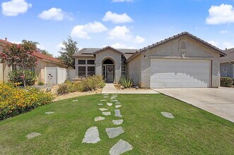 Building Photo - Spacious 3 Bedroom, 2 Bathroom with office!