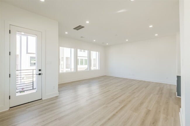 Building Photo - 8315 Brecha Ln