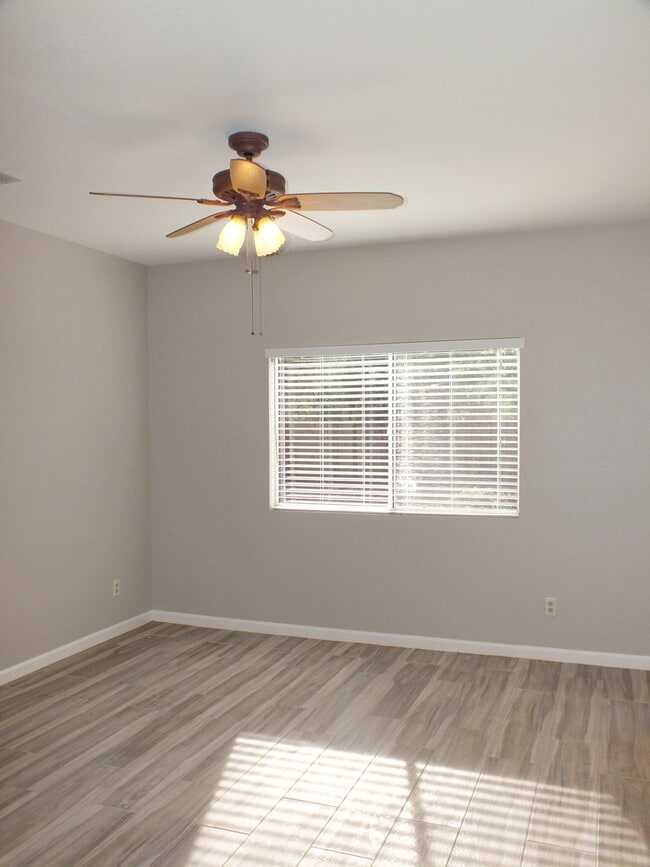 Building Photo - 3/2 1700 sf home within walking to EDH Tow...