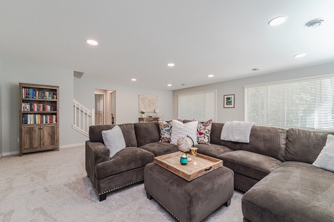 Building Photo - 5070 Ranchview Ln N