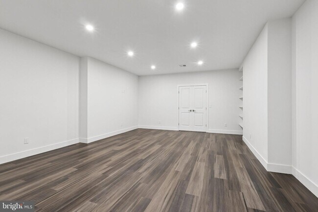 Building Photo - 2 Dogleg Ln