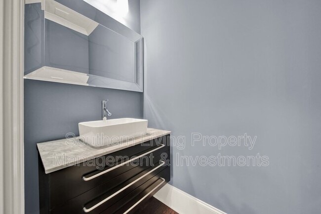 Building Photo - 2011 Sharon Ave