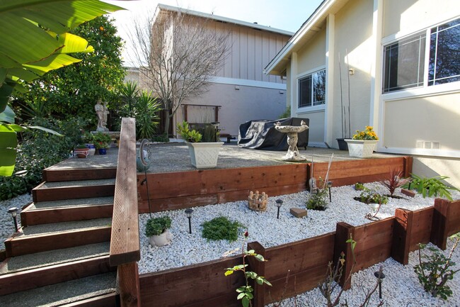 Building Photo - 1632 Siskiyou Dr