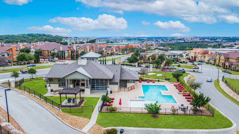 Luxurious Pool/BBQ Area - Overlook at Stone Oak Park Apartments