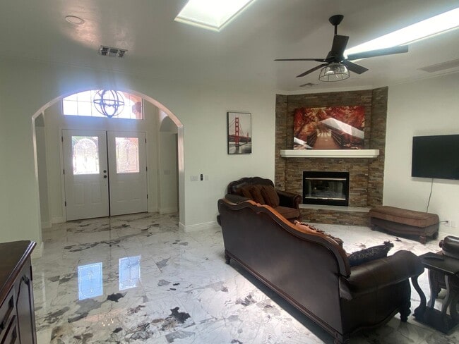 Building Photo - Fully Furnished 3 Bedroom Rental on the Go...