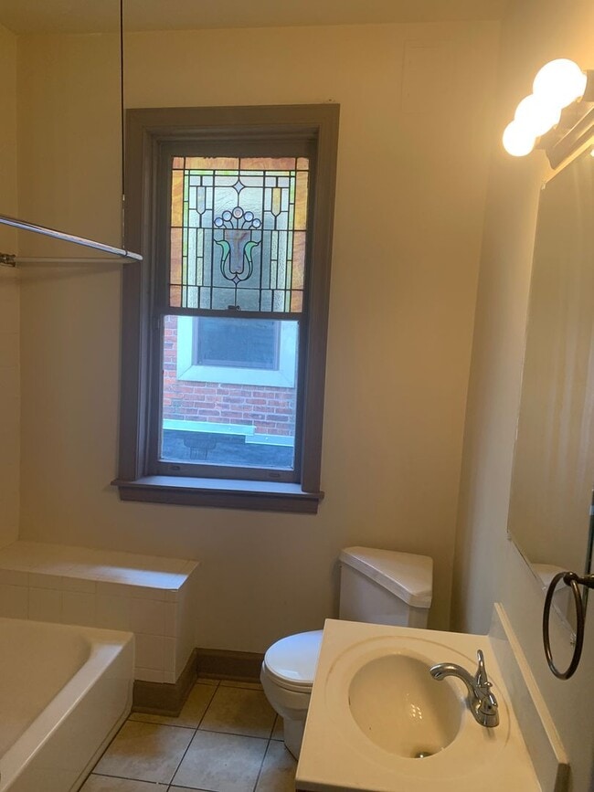 Building Photo - Available Now! Modern 1 Room Studio Apartment in Downtown York City Building