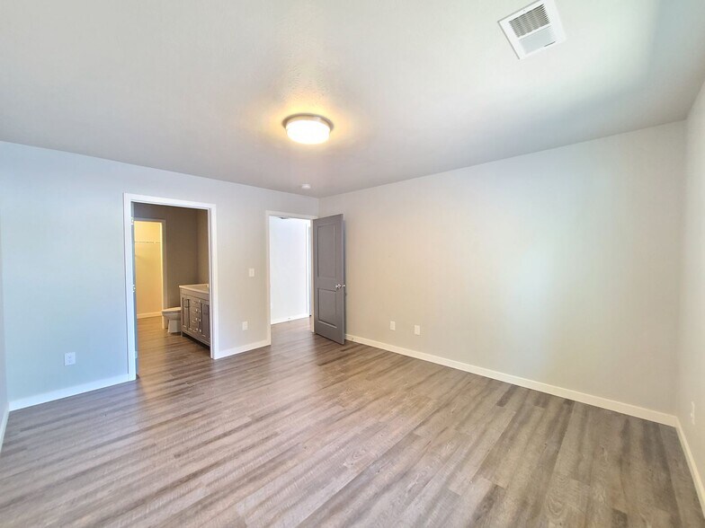 Building Photo - 3014 N Gillis Ct