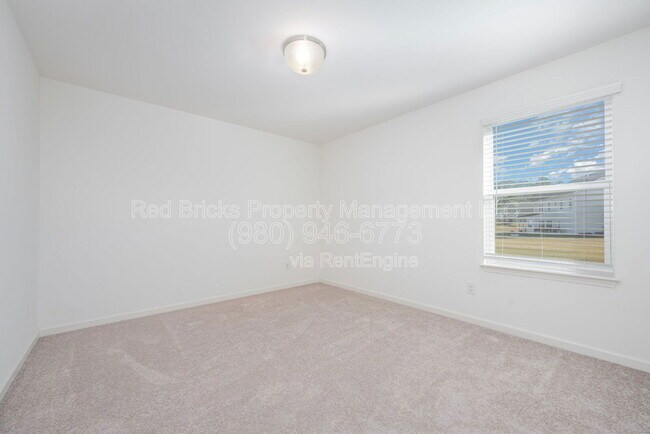 Building Photo - 4698 Selhurst Dr