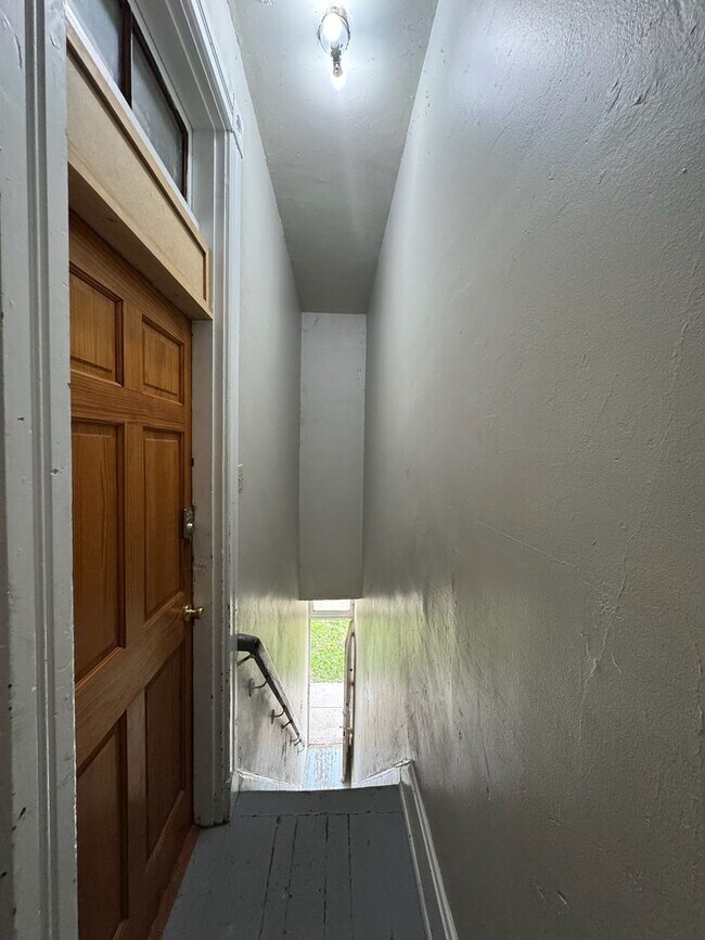 Building Photo - 26 Conklin St