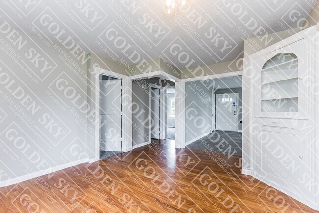 Building Photo - 811 E Memorial Dr