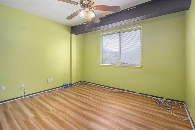 Building Photo - 112 Camelot Dr