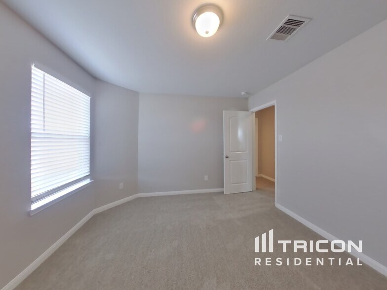 Building Photo - 10930 Hillside Creek Dr