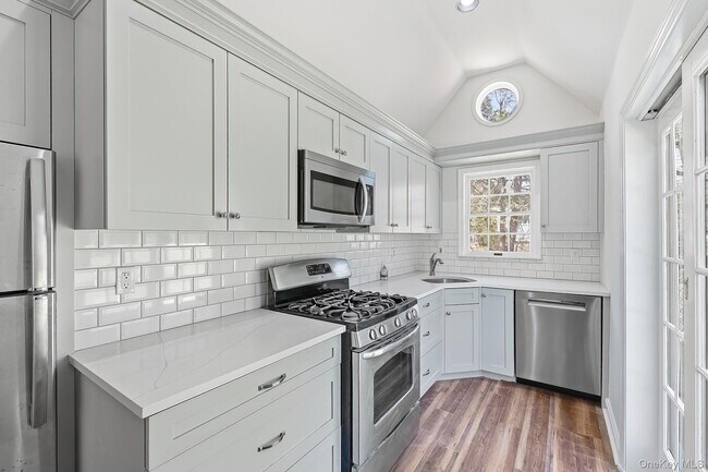 Building Photo - 1936 Longvue St