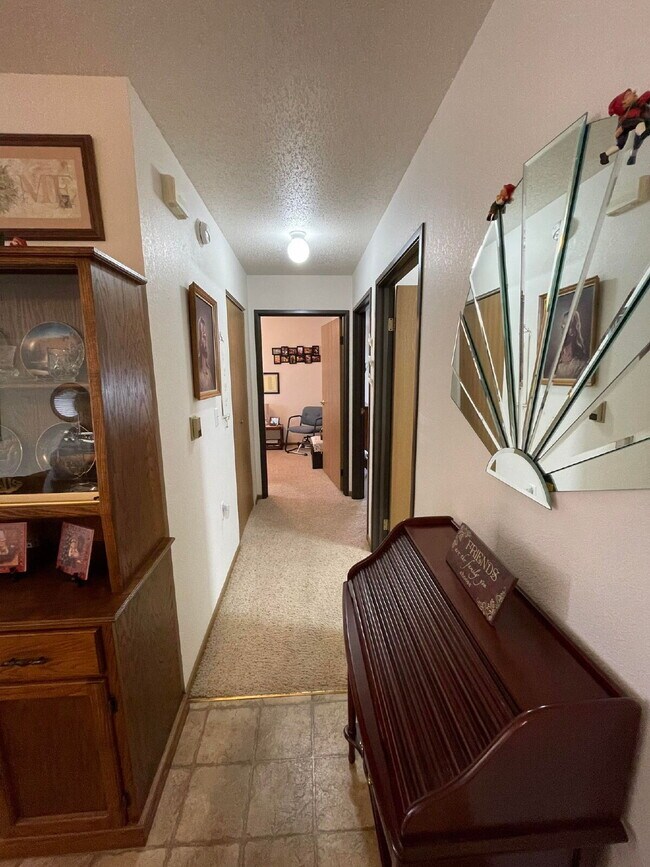 Building Photo - APPLICATION PENDING -- Spacious, Pet-Frien...