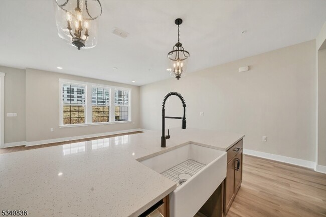 Building Photo - 105 Iris Ct