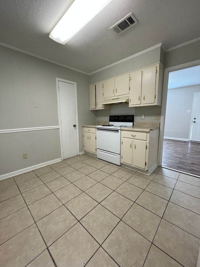 Building Photo - 3-Bedroom Home in Ocean Springs – Prime Lo...