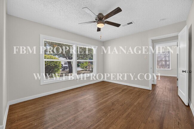 Building Photo - 2358 Norwood Dr