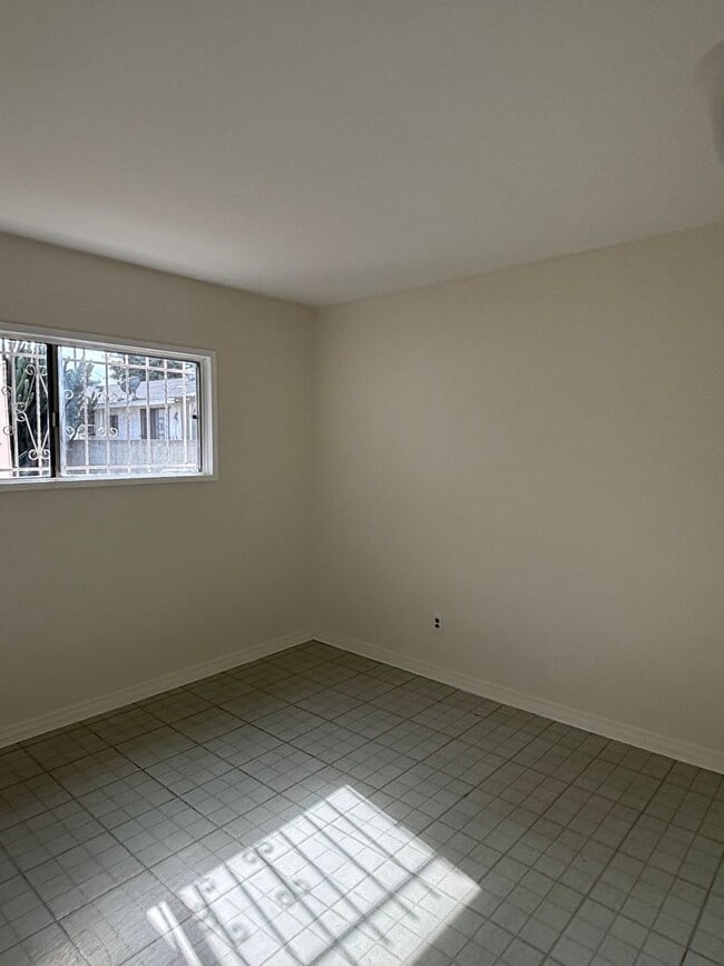 Building Photo - 2400 E 130th St