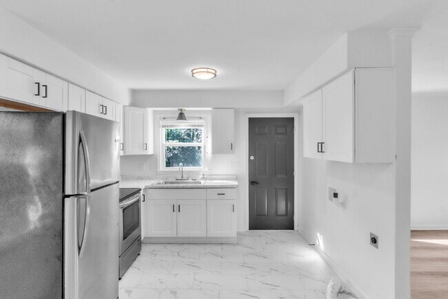 Building Photo - Updated 2-Bedroom 1-Bathroom Duplex in Spartanburg with Modern Finishes and Convenient Location!