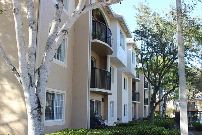 Building Photo - 1700 Crestwood Ct S