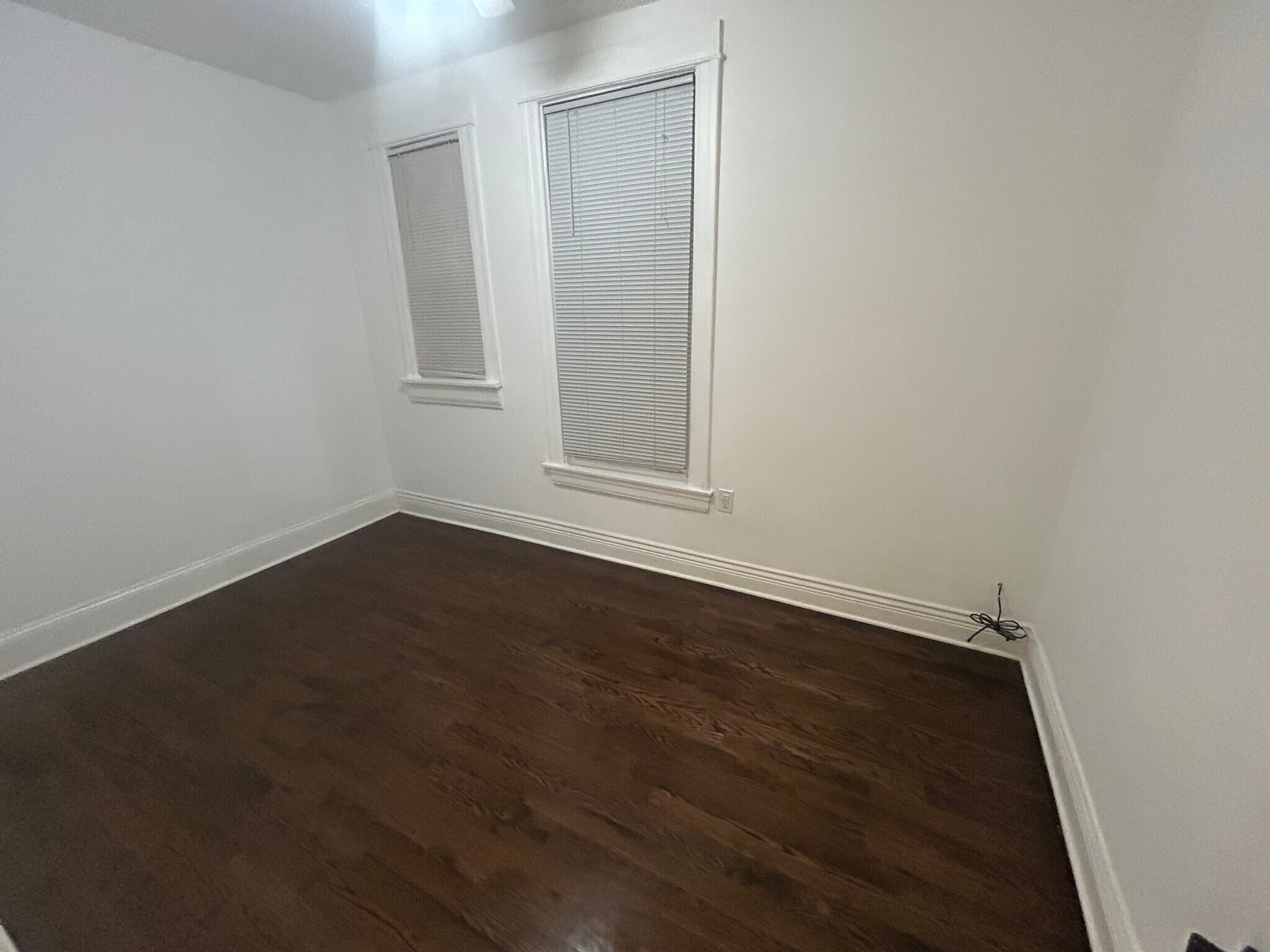 Building Photo - 5653 W Montrose Ave