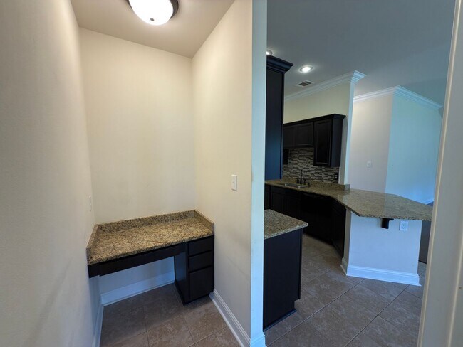 Building Photo - 3-Bedroom Home with Central AC, Gas Fireplace & Spacious Backyard