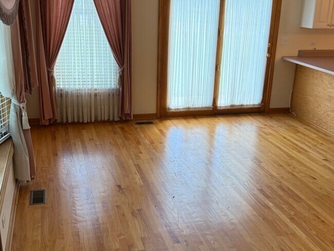Building Photo - 125 Maple Ct