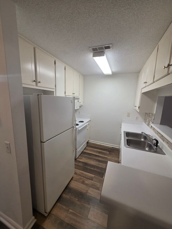 Building Photo - 203 Woodrun Dr