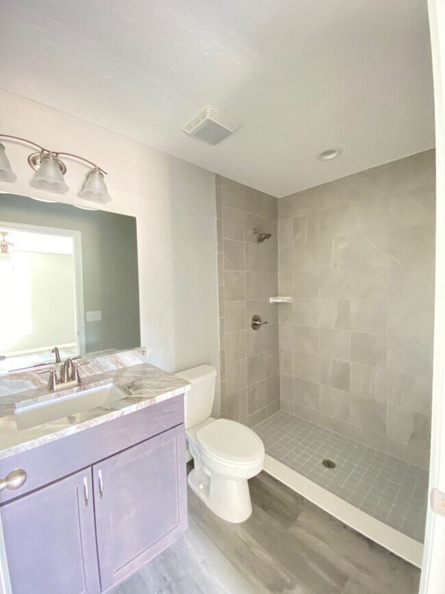 Building Photo - Great SW Location  Home - 3/2/2 **WON"T LA...