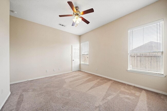 Building Photo - 912 Sweet Pine Dr