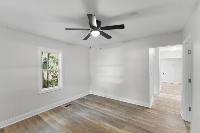 Building Photo - 547 Horry St NE