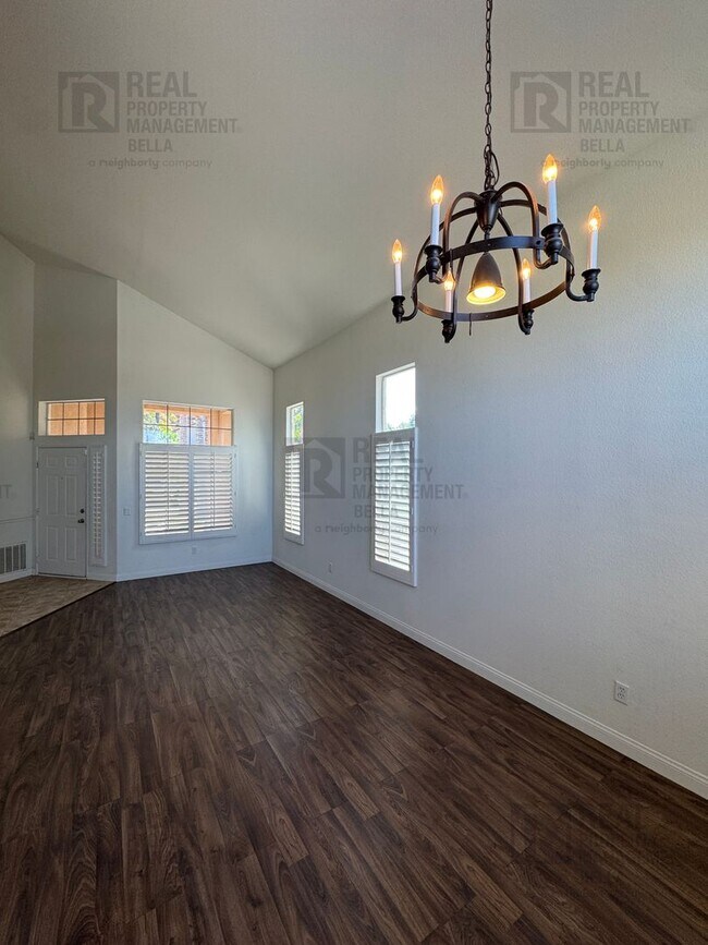 Building Photo - 23 Bella Donaci