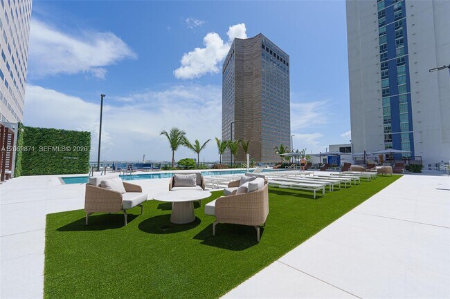 Building Photo - 325 S Biscayne Blvd