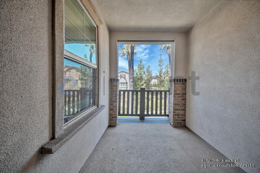 Building Photo - 833 Iris Way