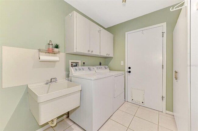 Building Photo - 2221 Pine View Cir