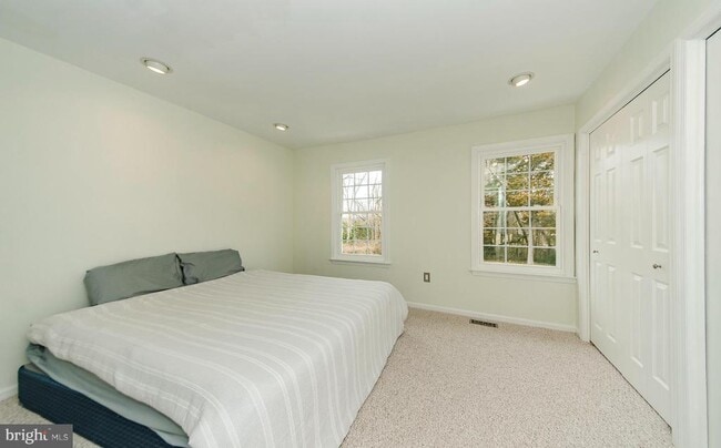Building Photo - 3300 Lakeside View Dr