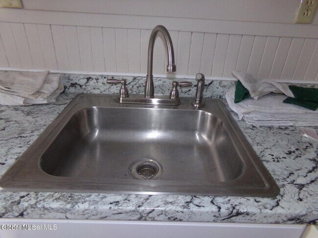 Building Photo - 10 S Park Dr