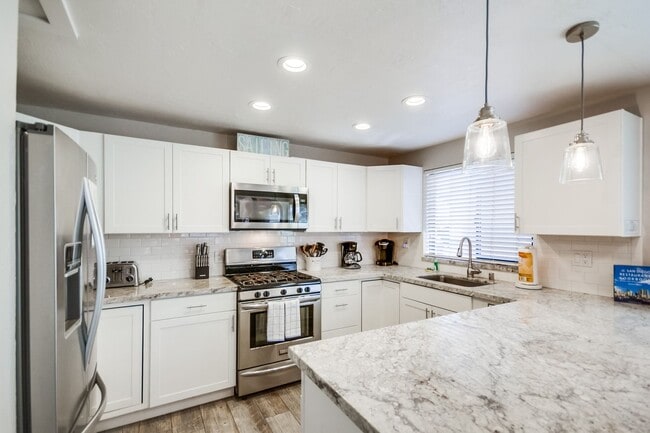 Building Photo - 824 Island Ct