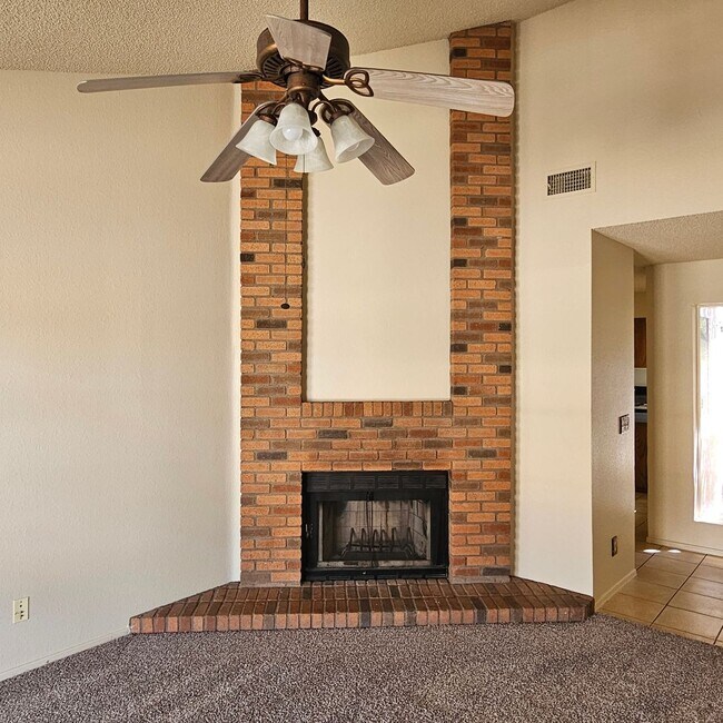 Building Photo - 3 bedroom corner unit for rent