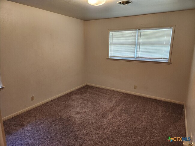 Building Photo - 2909 Oakdale Dr