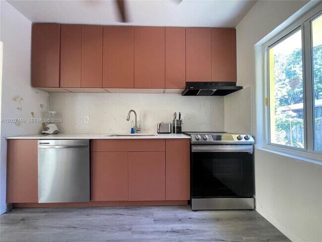 Building Photo - 401 NE 14th Ave