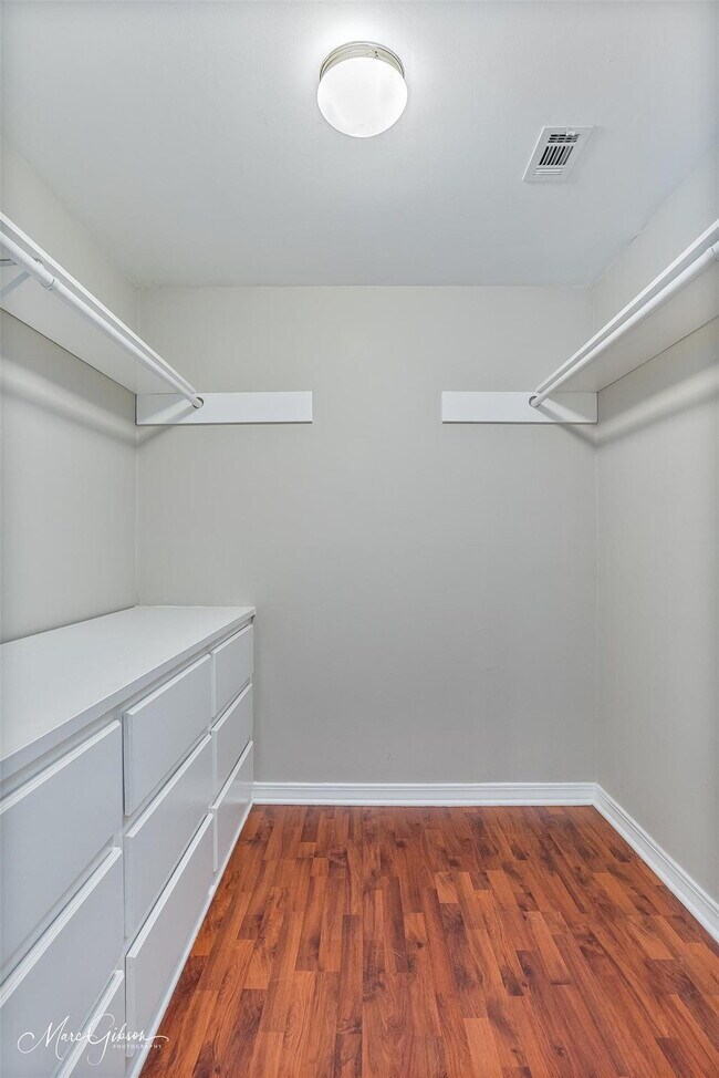 Building Photo - "Charming 3-Bed Sanctuary with 2 Full Bath...