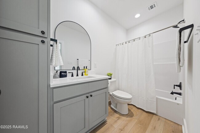 Building Photo - 204 Steiner Oaks