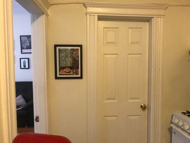 Building Photo - Nicely renovated 2 bed next to the Green L...