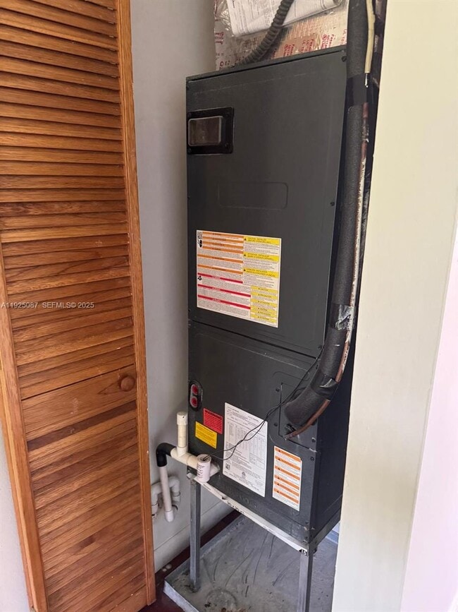 Building Photo - 361 W Park Dr