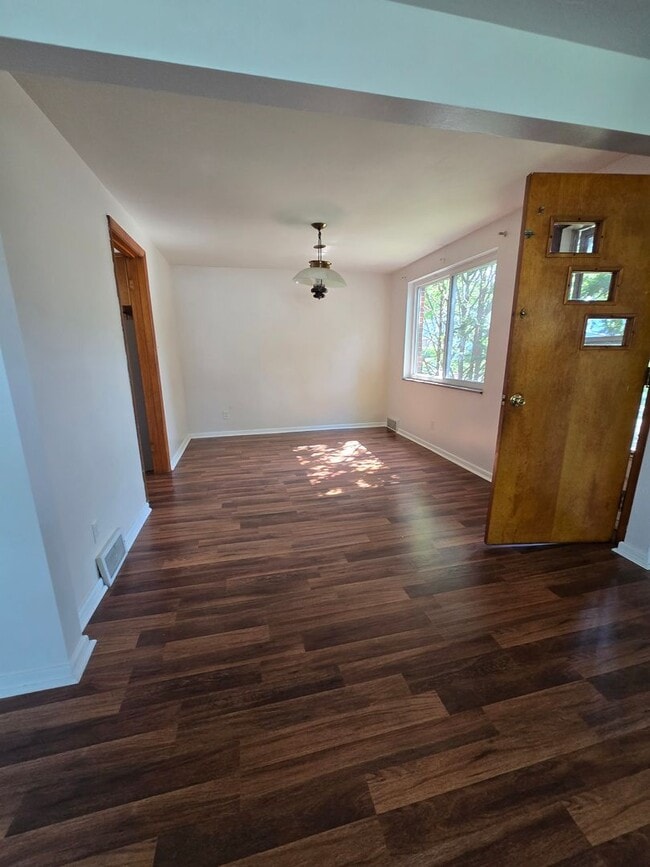 Building Photo - 1400 Center Ave