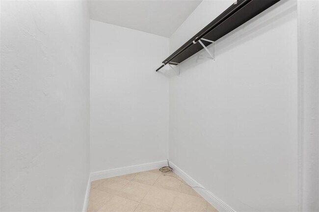 Building Photo - 815 Middle River Dr