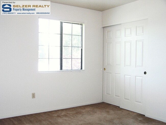 Building Photo - 880 S Orchard Ave